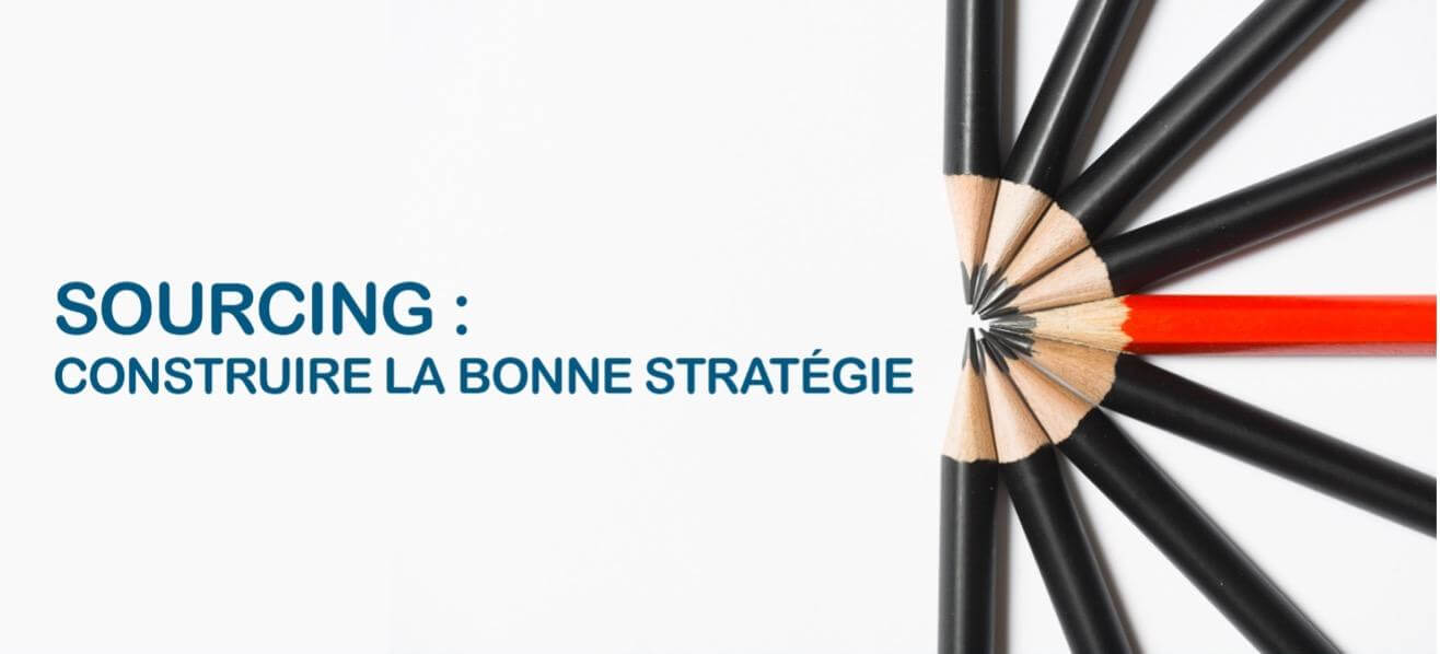 Image de crayons arrangés en éventail avec le texte "Sourcing : construire la bonne stratégie"